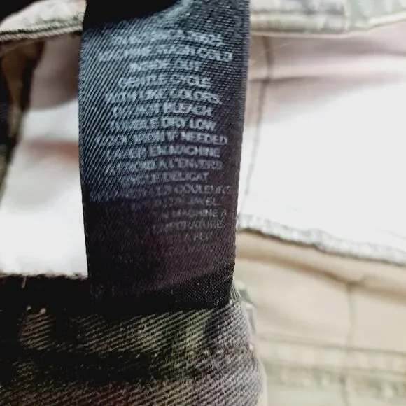 VTG Y2K Guess Camo Cargo Capri Pants Womens Sz 29 Embroidered Flowers Military - Picture 8 of 16